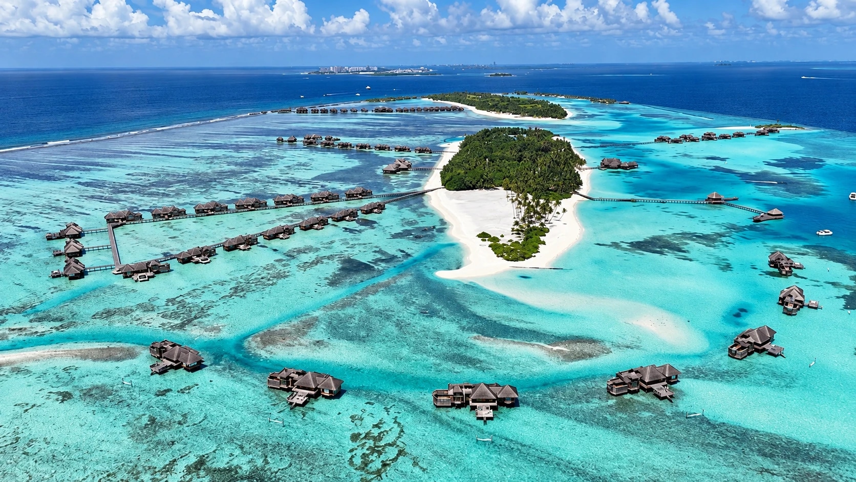 Vue aérienne de l’île et du lagon à Gili Lankanfushi