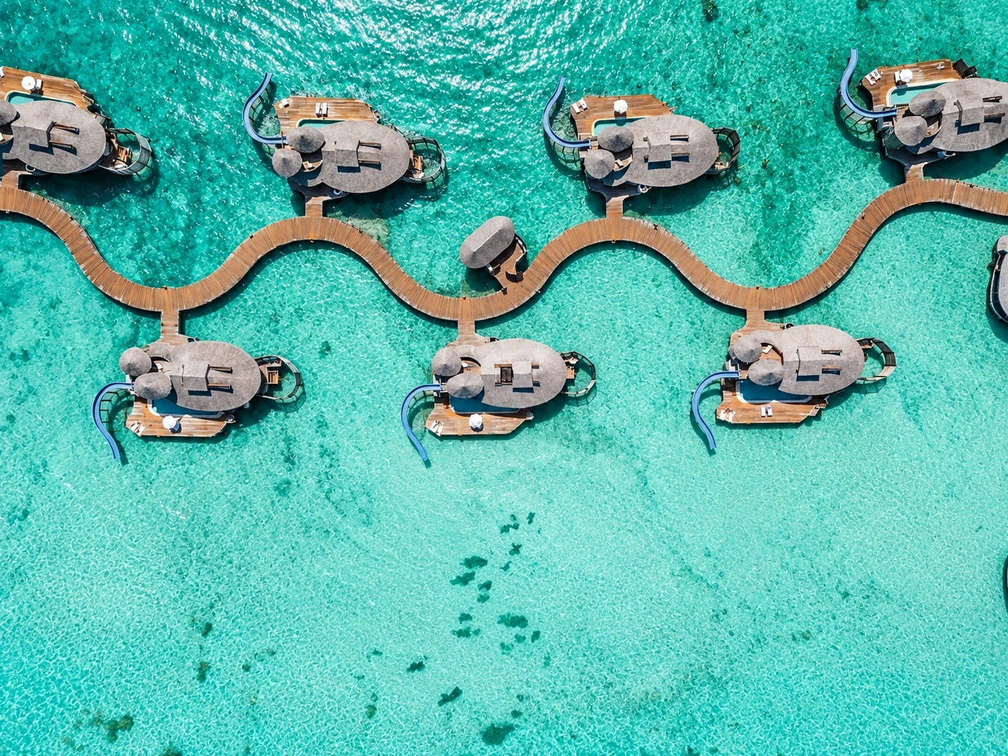 Villas et passerelle ondulante vues à la verticale à Soneva Jani
