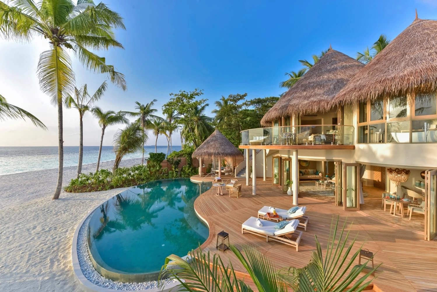 Résidence de plage avec piscine sous les palmiers à The Nautilus Maldives