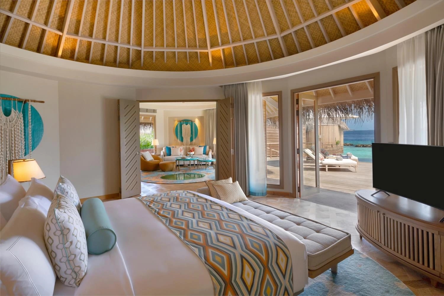Chambre aux lignes arrondies ouverte sur le lagon à The Nautilus Maldives