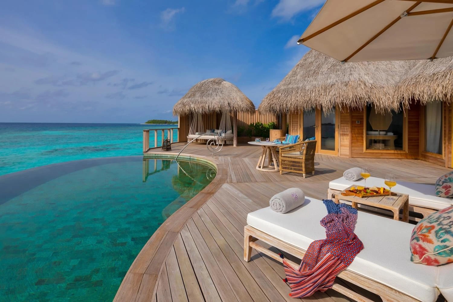 Terrasse avec piscine et vue sur le lagon à The Nautilus Maldives