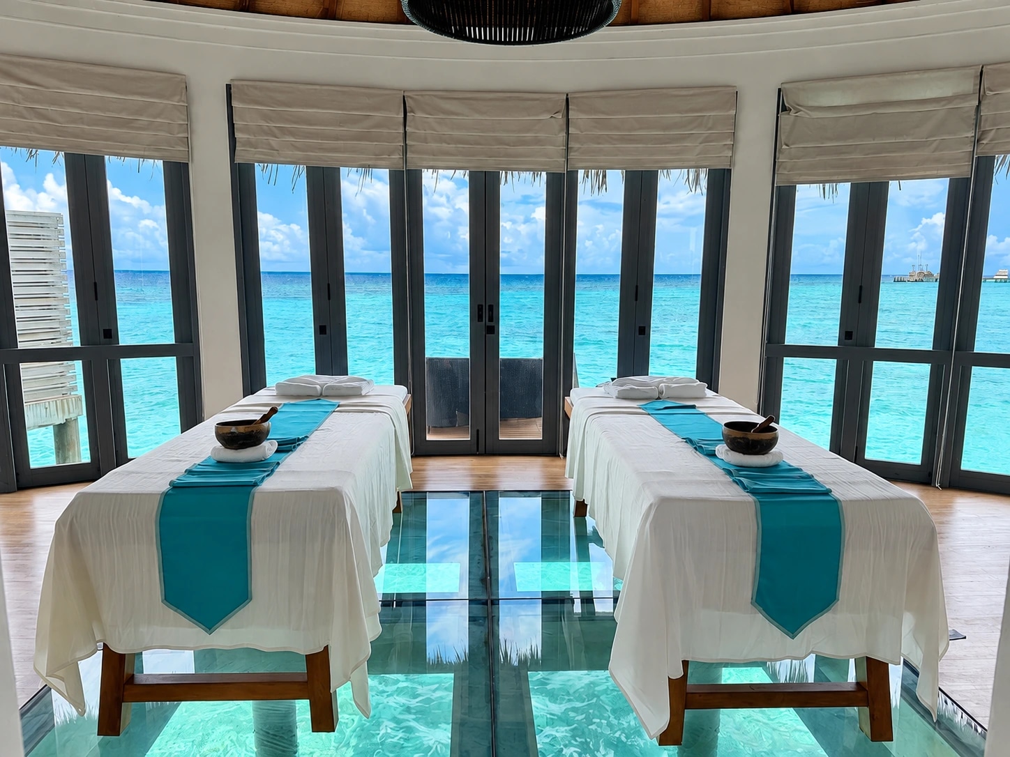 Salle de soins pour deux au-dessus du lagon à The Nautilus Maldives