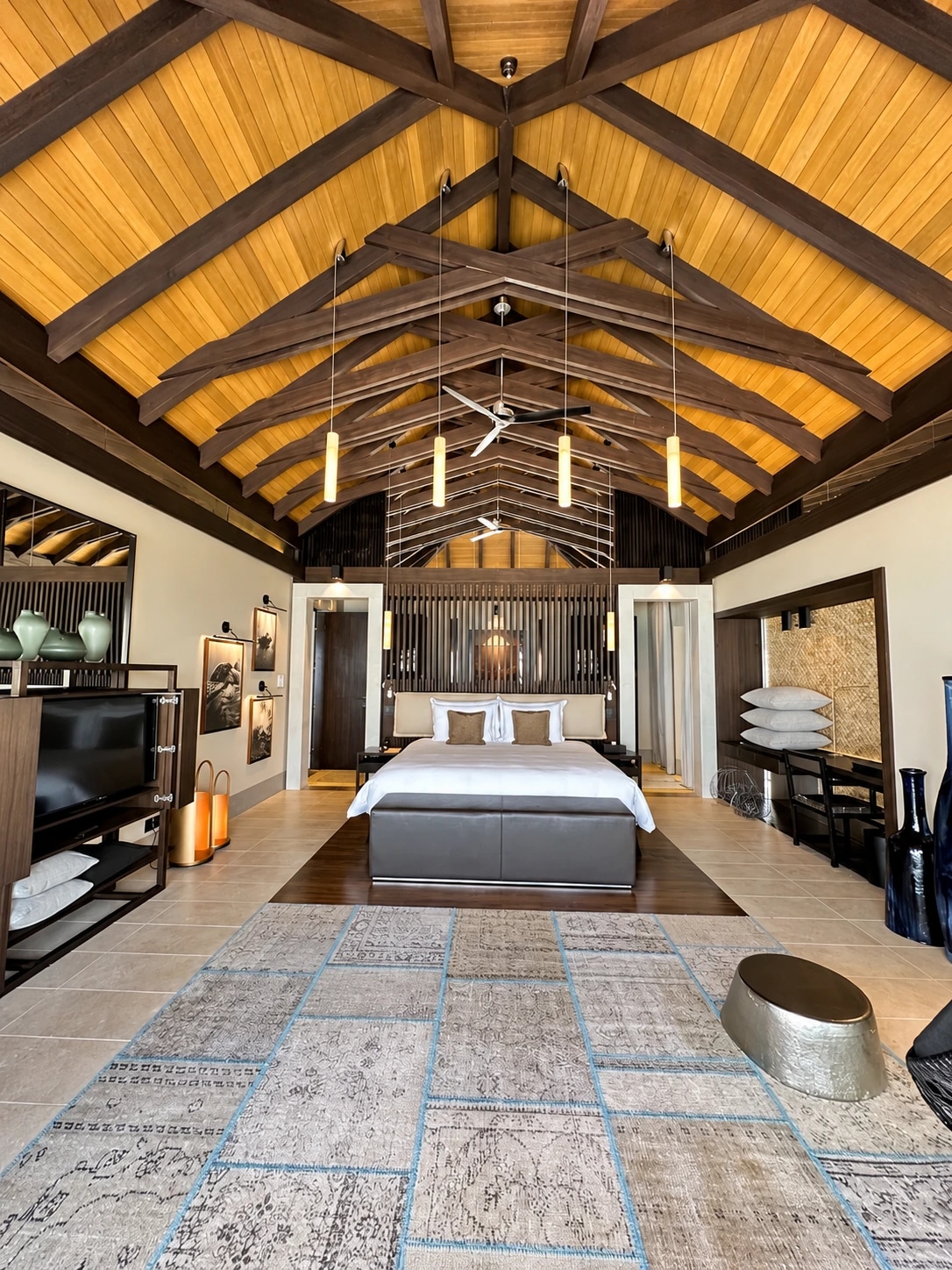 Chambre de villa sous une charpente de bois à Velaa Private Island