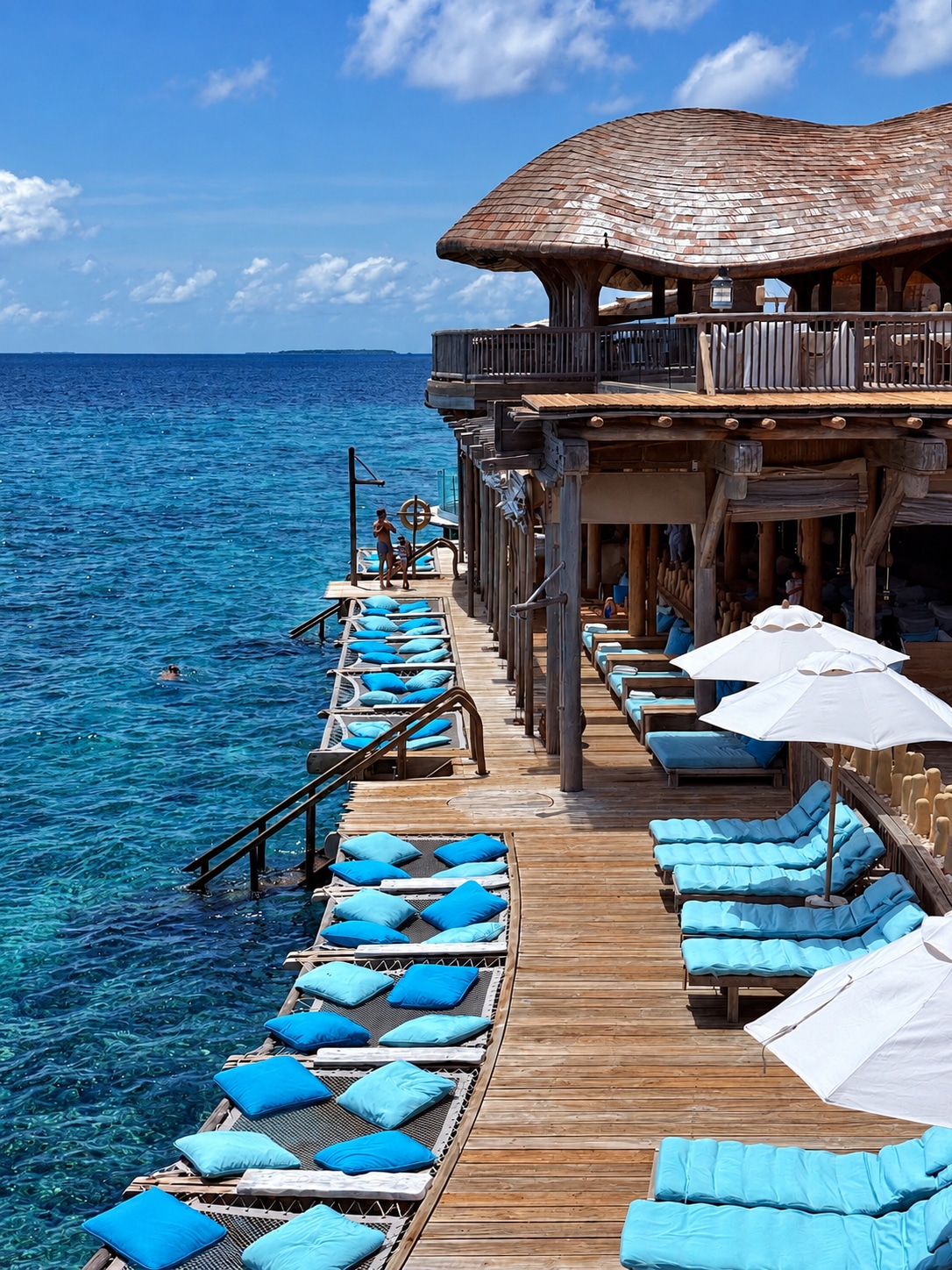 Terrasse et assises au bord de l’océan à Soneva Fushi