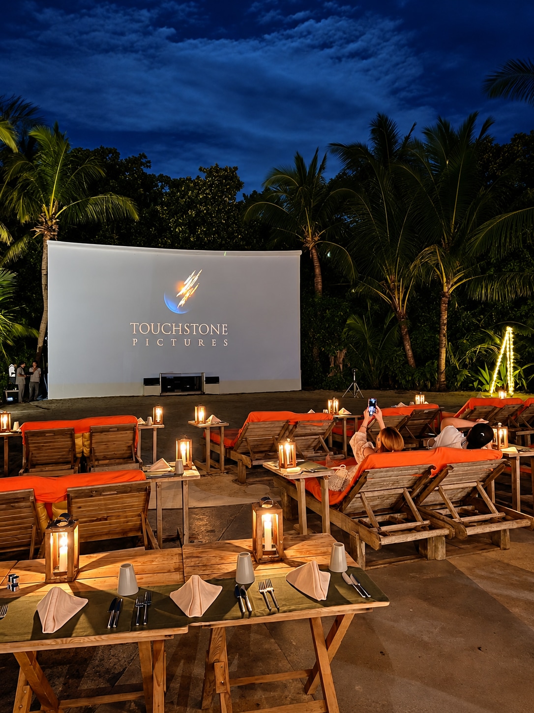 Cinéma en plein air entre les palmiers à Soneva Fushi